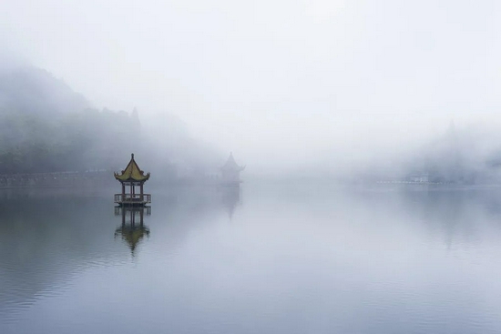員工夏天穿短褲上班被解雇，法院：若違反公司規(guī)定系合法解除